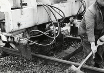 169661 Afbeelding van de graaftanden van de hormachine van de N.S. tijdens onderhoudswerkzaamheden aan de spoorlijn te ...